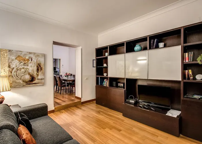 Bernini Near The Trevi Fountain - 4 Bedroom דירה *