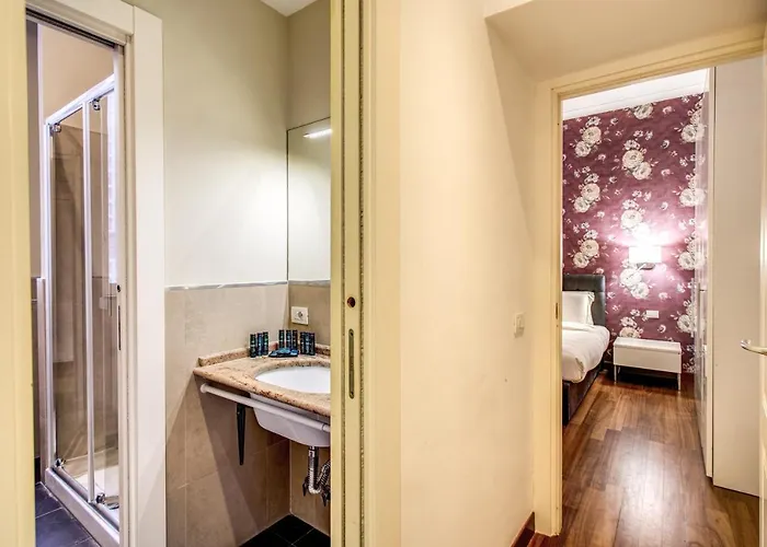 Bernini Near The Trevi Fountain - 4 Bedroom דירה *