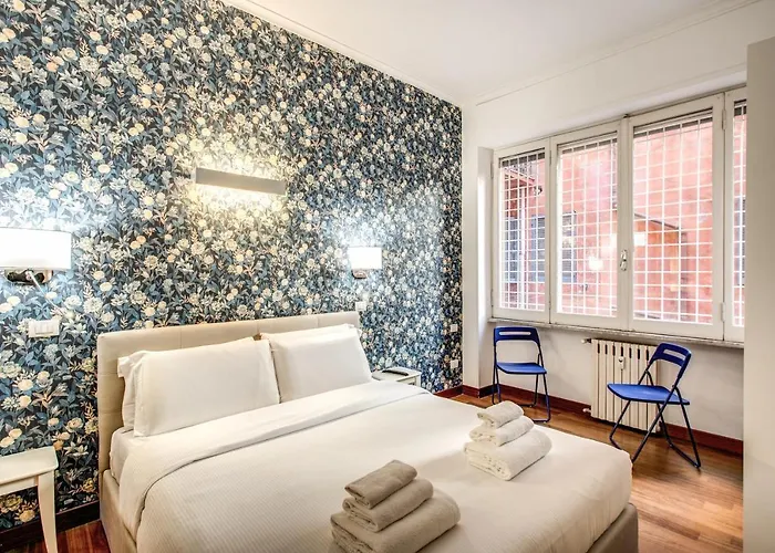 Bernini Near The Trevi Fountain - 4 Bedroom דירה *